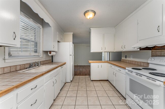Building Photo - 3252 Northampton Dr
