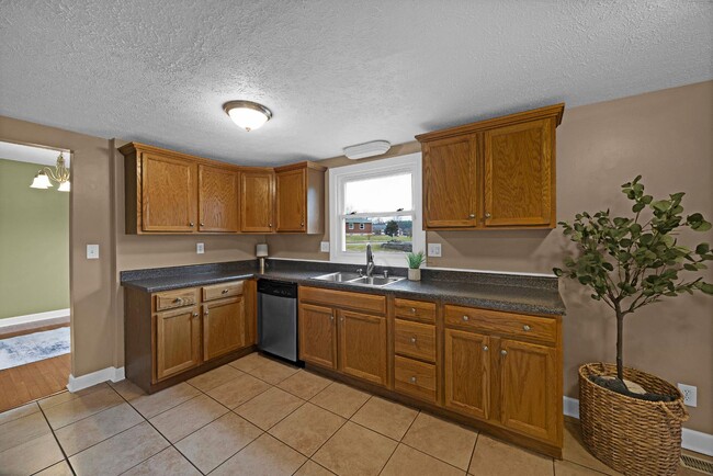 Building Photo - 611 Harvard Dr