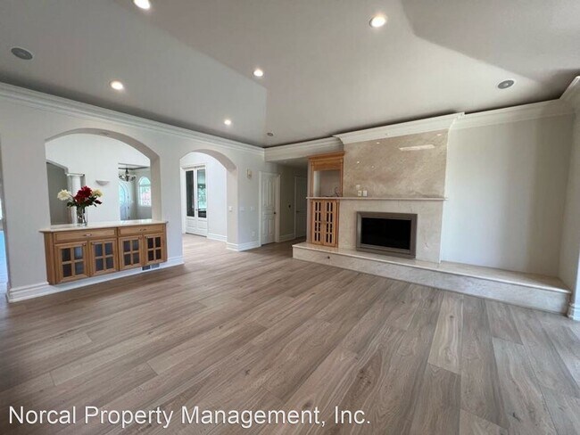 Building Photo - 5 br, 4.5 bath House - 1425 Villa Dr