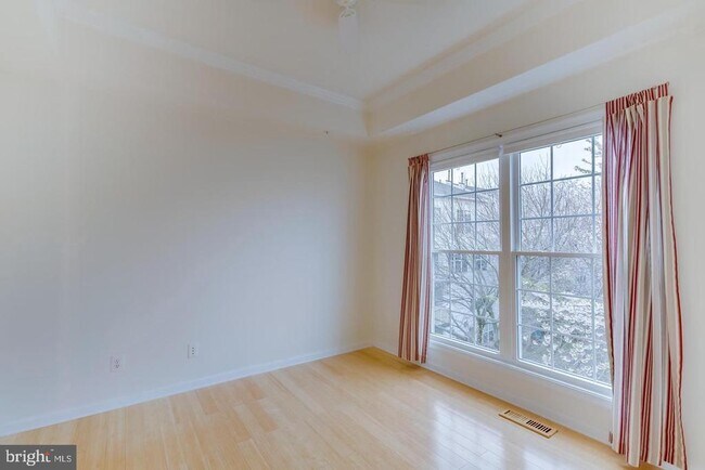 Building Photo - 7046 Falls Reach Dr