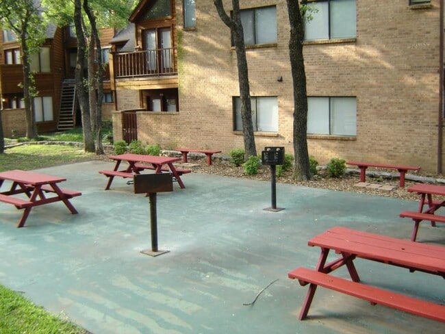 Building Photo - 2312 Balsam Dr