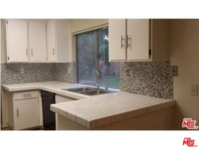 Building Photo - 10123 Hanna Ave