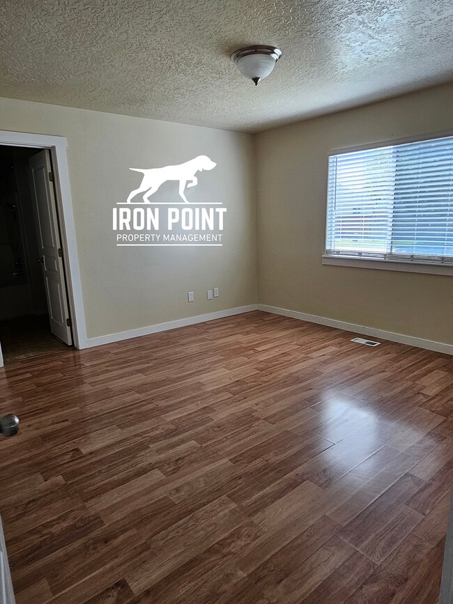 Building Photo - 3bed/2bath w/3 car garage, upstairs bonus room, vaulted ceilings, & fenced yard.