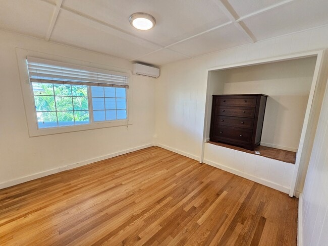 Building Photo - 3-Beds, 1.5-Bath Apartment with One tandem driveway parking space.