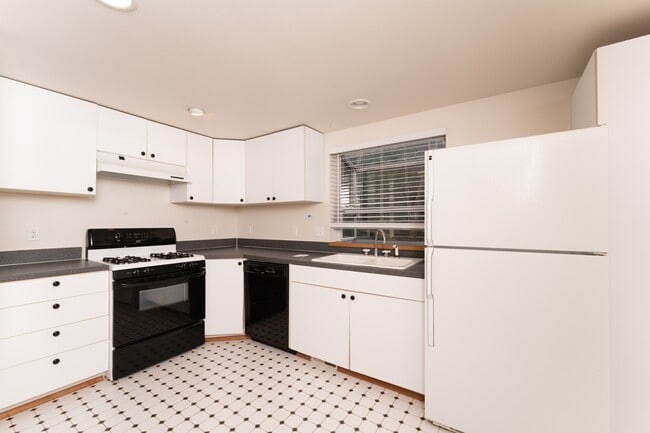 Building Photo - 10358 Riviera Pl NE