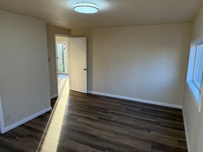 Building Photo - Updated 3 bedroom 1 bathroom house!