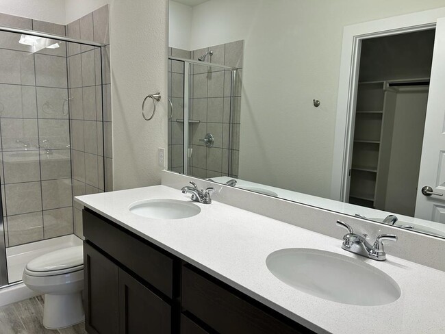 Building Photo - 420 Parkline Dr