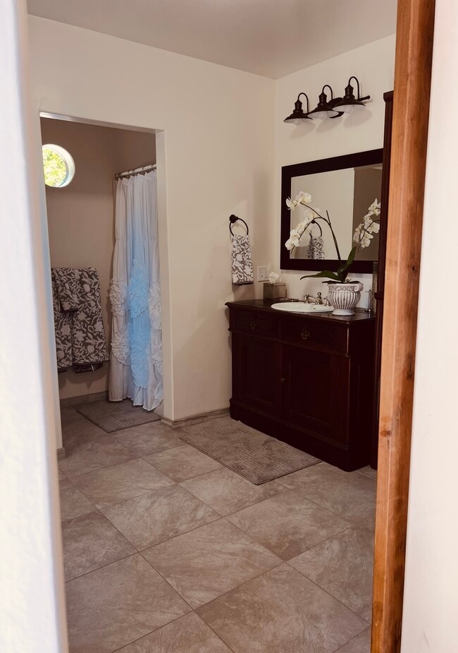 Primary Photo - 1360 E Valley Rd