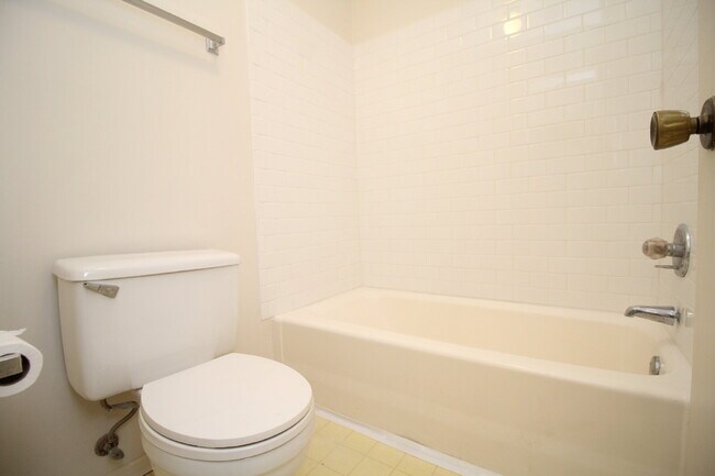 Building Photo - Spacious Sunrunner Place 2/2 Condo with Vaulted Ceilings, Community Pool & Prime Pensacola Location