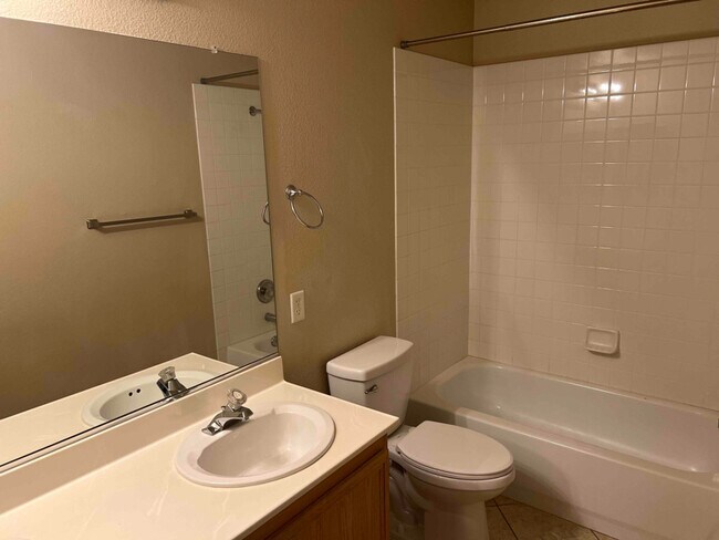 Building Photo - 205 Valare St