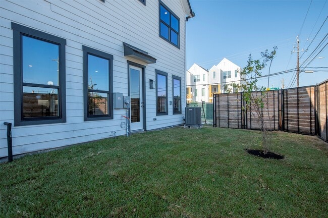 Building Photo - 5144 Rosslyn Rd