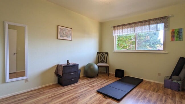 Building Photo - Quiet Peaceful Furnished 3/1.5 Condo, Move...