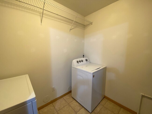 Building Photo - 3 Bedroom Twinhome near the New Sandford Hospital!!