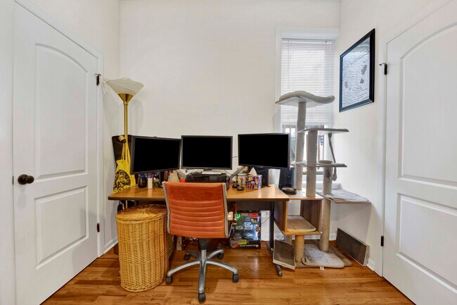 Building Photo - 1903 W Dickens Ave