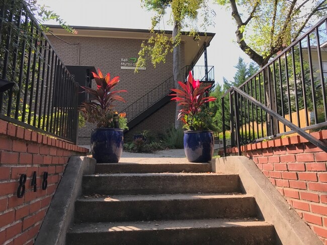 Building Photo - 848 Myrtle St NE