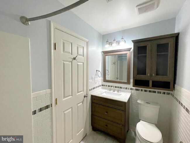 Building Photo - 20871 Freedom Run Dr
