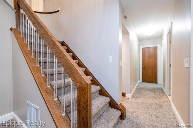 Building Photo - 135 W Hickory Grove Rd