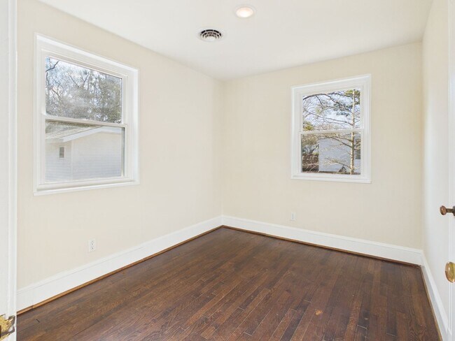 Building Photo - 1815 Powell Rd