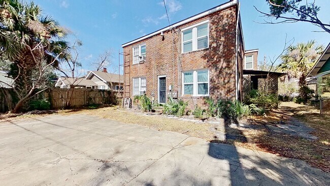 Building Photo - Cozy Upstairs Retreat in Prime San Marco Location!