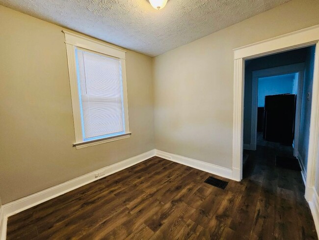 Building Photo - 6 bed-2 full bath Updated home in Walnut H...