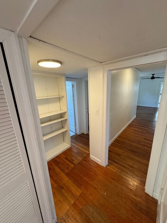 Building Photo - 3B/2.5B Home + 2 Flex Rooms –  One Block from FSU Stadium/Available by January 2027