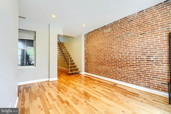 Building Photo - 229 S Washington St