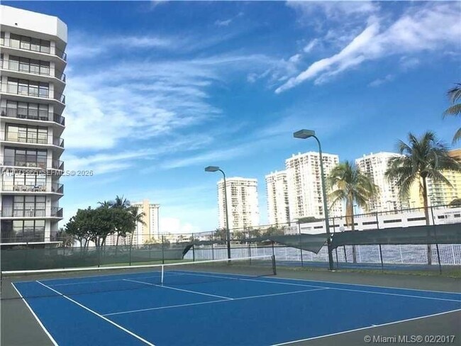 Building Photo - 1000 Parkview Dr