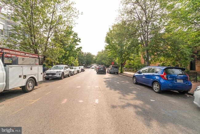 Building Photo - 711 G St SE