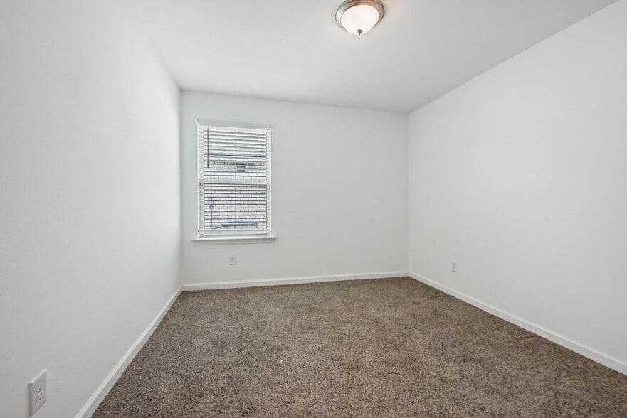 Building Photo - 15820 Loussier Dr