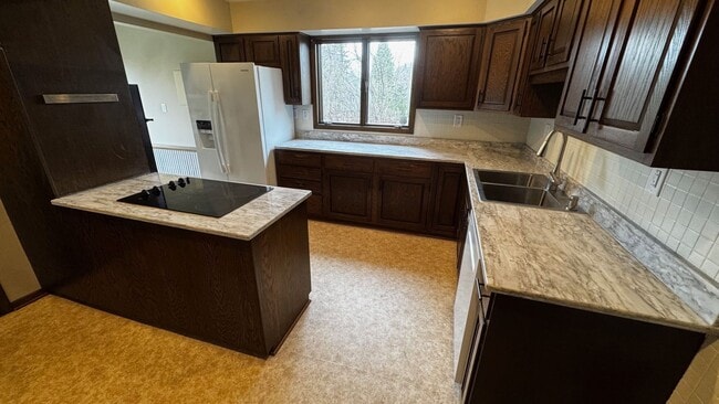 Building Photo - Wonderful 4BR 3BA w/ 2 Car Garage on 1.38 Acres in desirable Mendota Heights neighborhood!