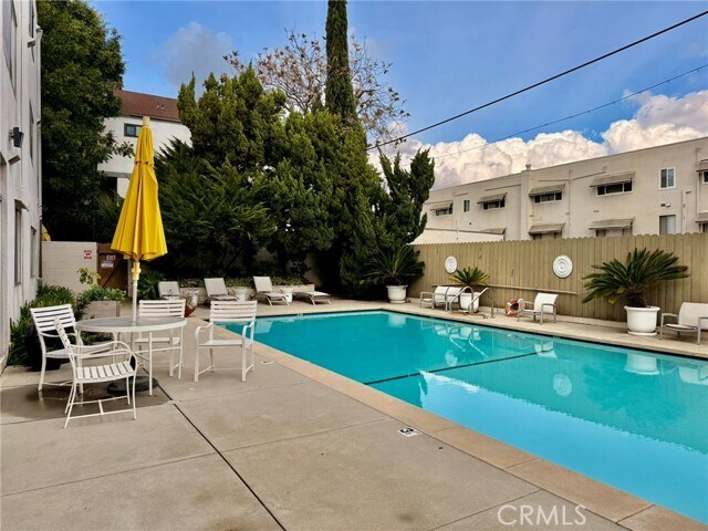 Building Photo - 400 S Los Robles Ave