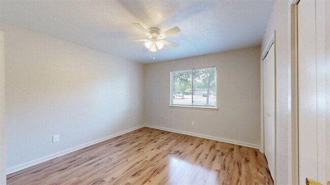Building Photo - 412 University Oaks Blvd