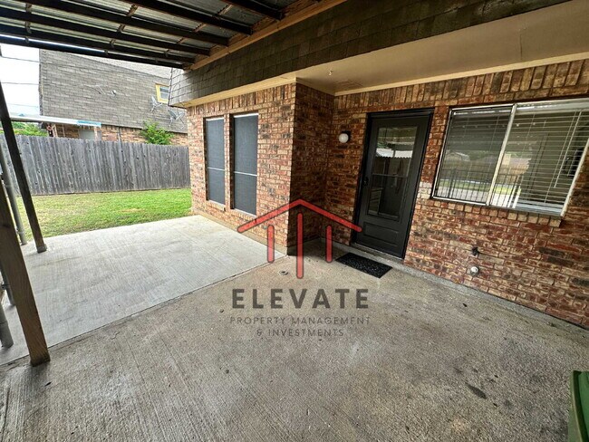 Building Photo - "Charming 3-Bedroom Townhouse Oasis with 2...