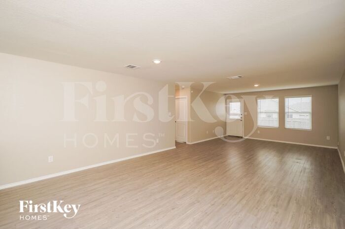 Building Photo - 2416 Lake Hls