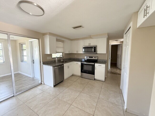 Building Photo - Charming 2-Bedroom Retreat with Additional Living Space in Holiday, FL!