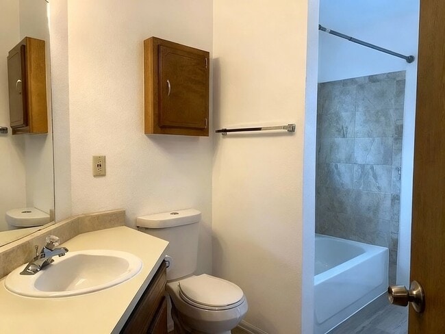 Building Photo - Cozy 2 bedroom Townhouse in Cheyenne Mountain with VIEWS of mountains