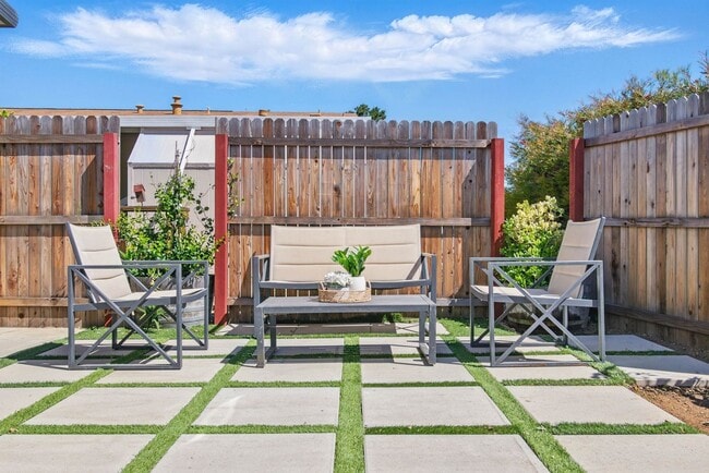 Building Photo - Highly Desirable Double Wide 55+ Home in R...