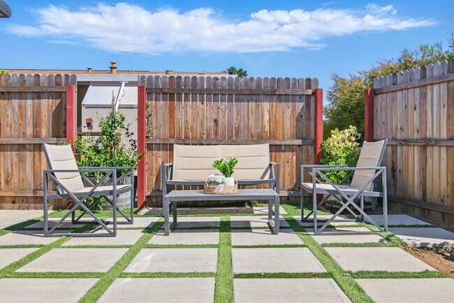 Building Photo - Highly Desirable Double Wide 55+ Home in Rancho Escondido!