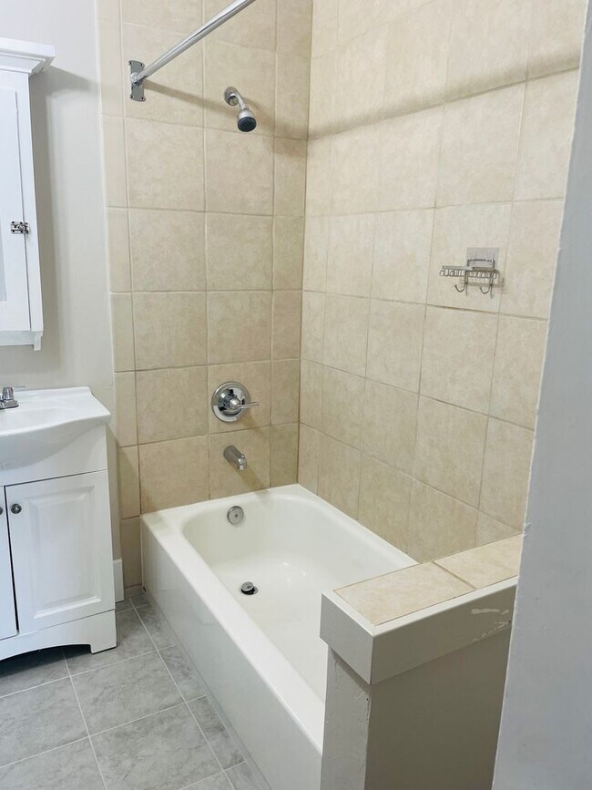 Building Photo - Fully Remodeled Charming Historic 2 Bed 1 ...