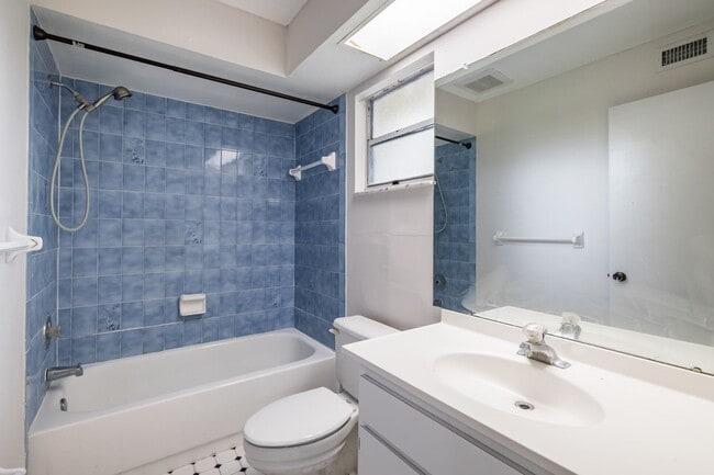 Building Photo - NEW PRICE! 3/2 Palm Harbor Townhouse