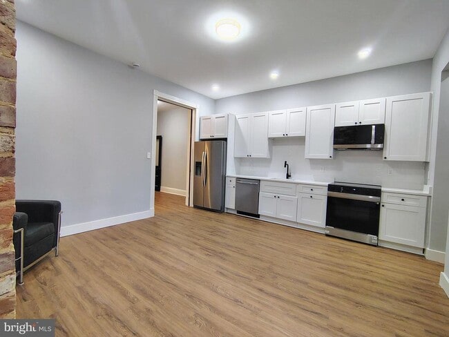 Building Photo - 230 S Market St