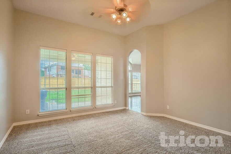 Building Photo - 2710 Hawthorne Dr