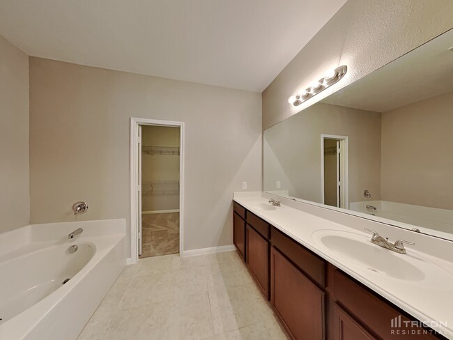 Building Photo - 1327 Tamarack Dr