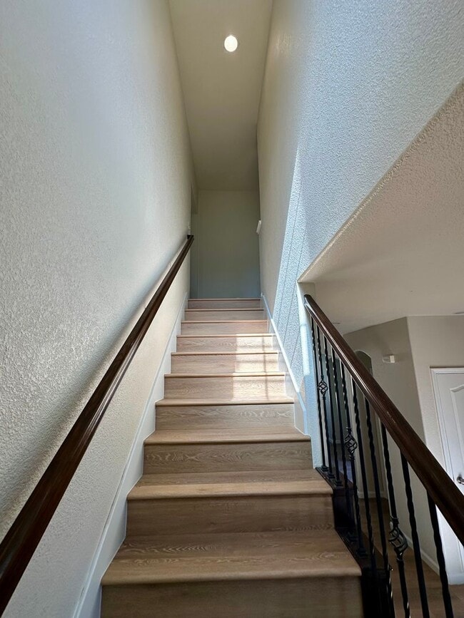 Building Photo - Lovely home with all new appliances and la...
