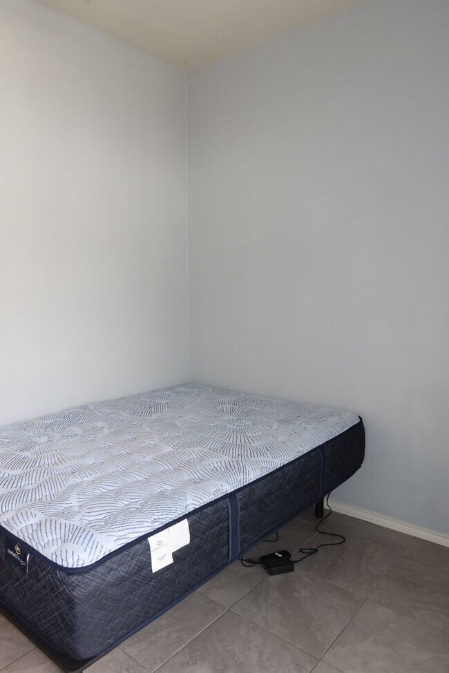 Building Photo - Wesdgewood West Campus - 1BD / !BA - 10 Ft Ceilings - Nodern Appliances - Gated - W/D -  $1200