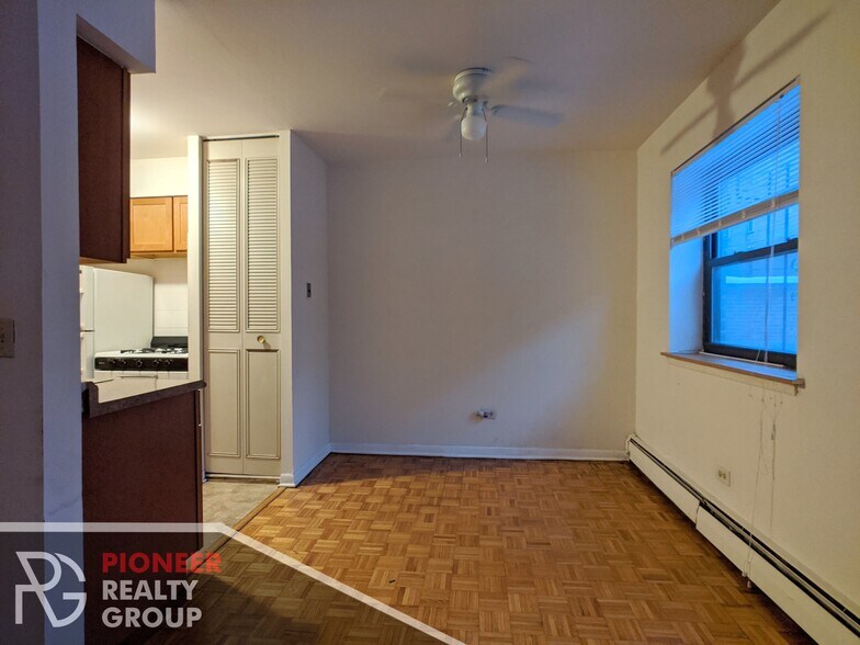Building Photo - 510 W Briar Pl