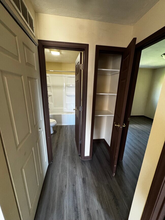 Building Photo - Oakwood