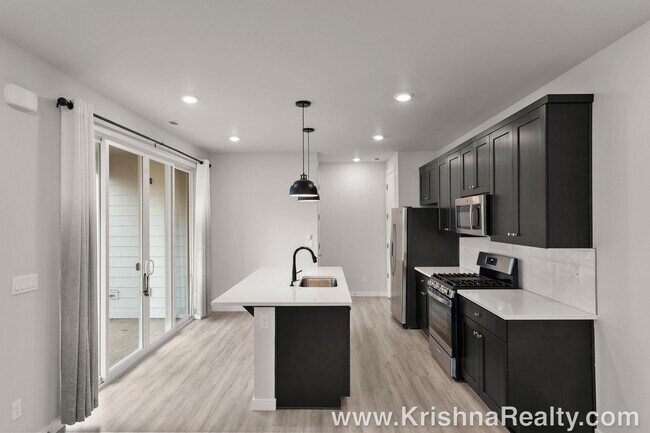 Building Photo - Beautiful 3-Bed | 2.5-Bath Townhome | Expansive Private Outdoor Space | Reeds Crossing