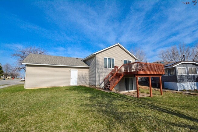 Building Photo - Bright 4BR on Corner Lot in SW Rochester