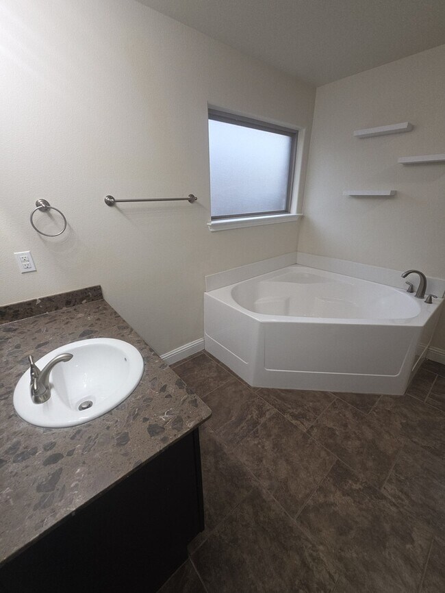 Building Photo - 3 bed 2 bath home with 2 car garage in Legends Park!